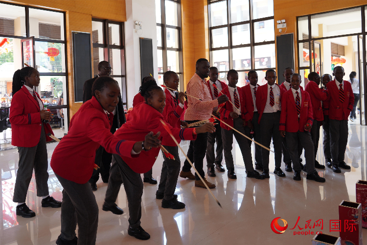 師生在體驗投壺游戲。人民網(wǎng)記者 黃煒鑫攝