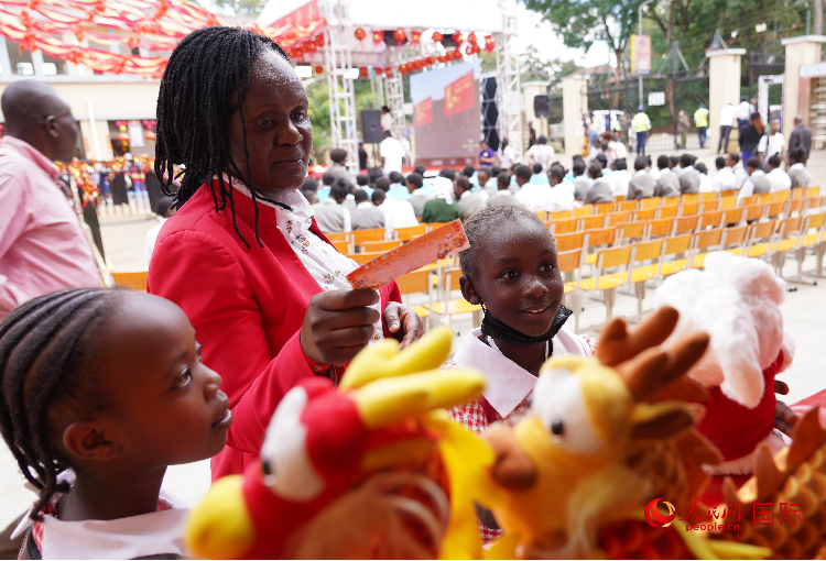 師生在逛春節(jié)集市。人民網(wǎng)記者 黃煒鑫攝