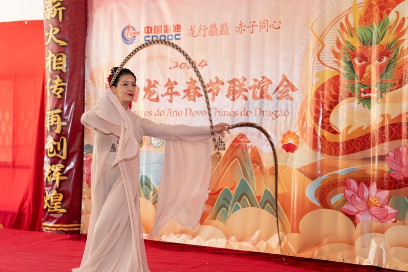 巴西藝術(shù)家表演中國舞。里約天主教大學(xué)孔子學(xué)院供圖