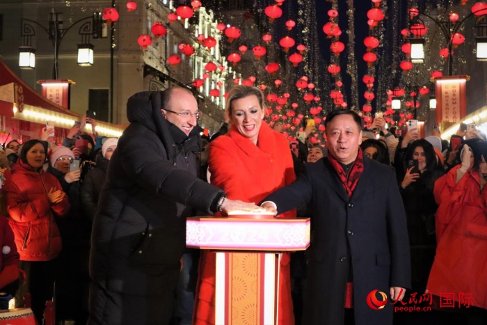 張漢暉、扎哈羅娃、科茲洛夫（從右至左）共同按下活動(dòng)啟動(dòng)按鈕。于子恒攝