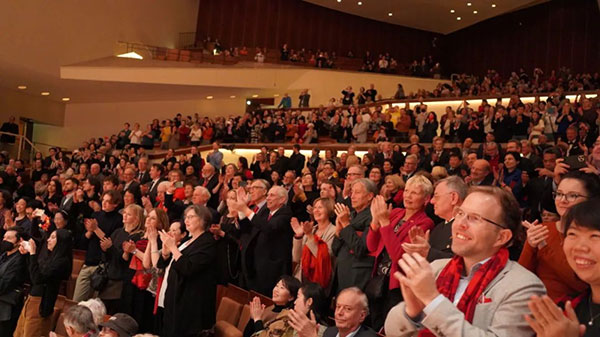 中德觀眾觀看中央民族樂團(tuán)“”天地永樂·中國節(jié)“”音樂會(huì)。中國駐德國大使館供圖