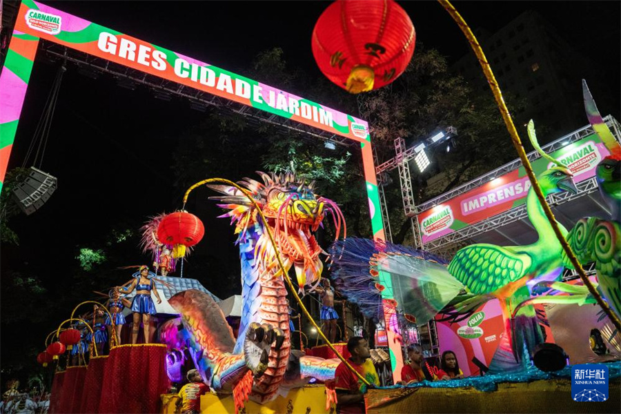 這是2月14日凌晨在巴西貝洛奧里藏特拍攝的“城市花園”舞校的花車(chē)。新華社記者 王天聰攝