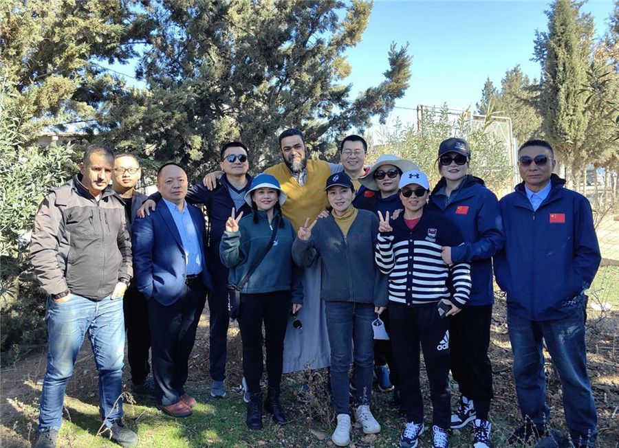 中國醫(yī)生們與穆罕默德一家人合影留念。中國第28批援阿爾及利亞醫(yī)療隊(duì)塞地夫分隊(duì)供圖