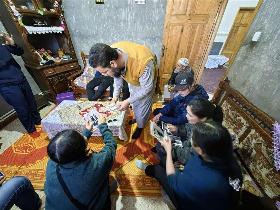 穆罕默德醫(yī)生講述與中國醫(yī)生結(jié)緣的老照片。中國第28批援阿爾及利亞醫(yī)療隊(duì)塞地夫分隊(duì)供圖