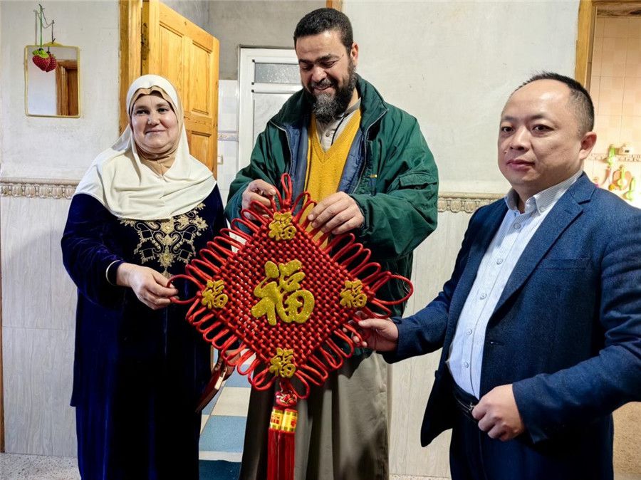 中國醫(yī)生向穆罕默德贈送中國新春福字。中國第28批援阿爾及利亞醫(yī)療隊(duì)塞地夫分隊(duì)供圖