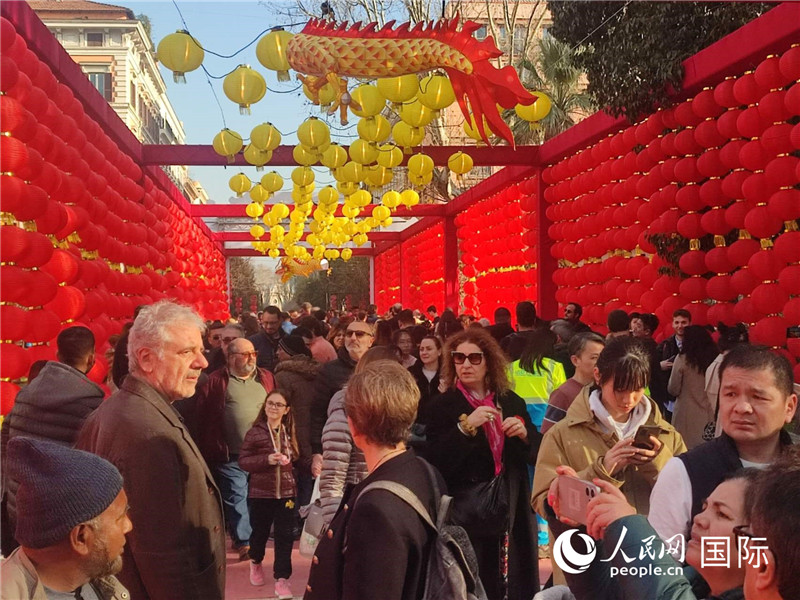 游園會入口處張燈結(jié)彩，人流如織。人民網(wǎng)記者鄭彬攝