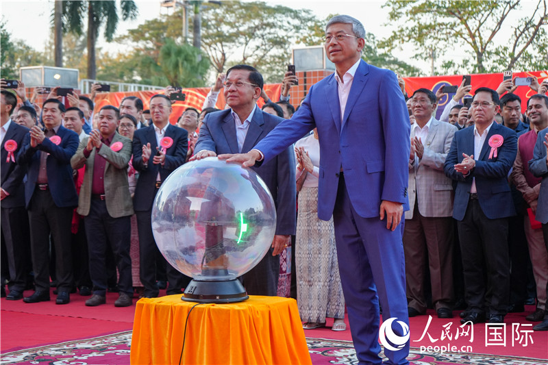 敏昂萊主席和陳海大使在中方援建和改造升級的仰光杜溫納國家體育館前共同按亮水晶球，啟動“錦繡唐人街”新春慶典-人民網(wǎng)記者謝佳君攝