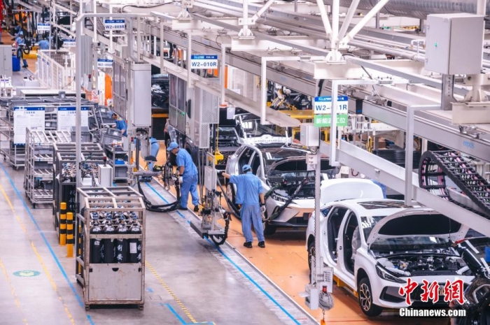 資料圖：工人在新能源汽車生產(chǎn)線上作業(yè)。李南軒 攝