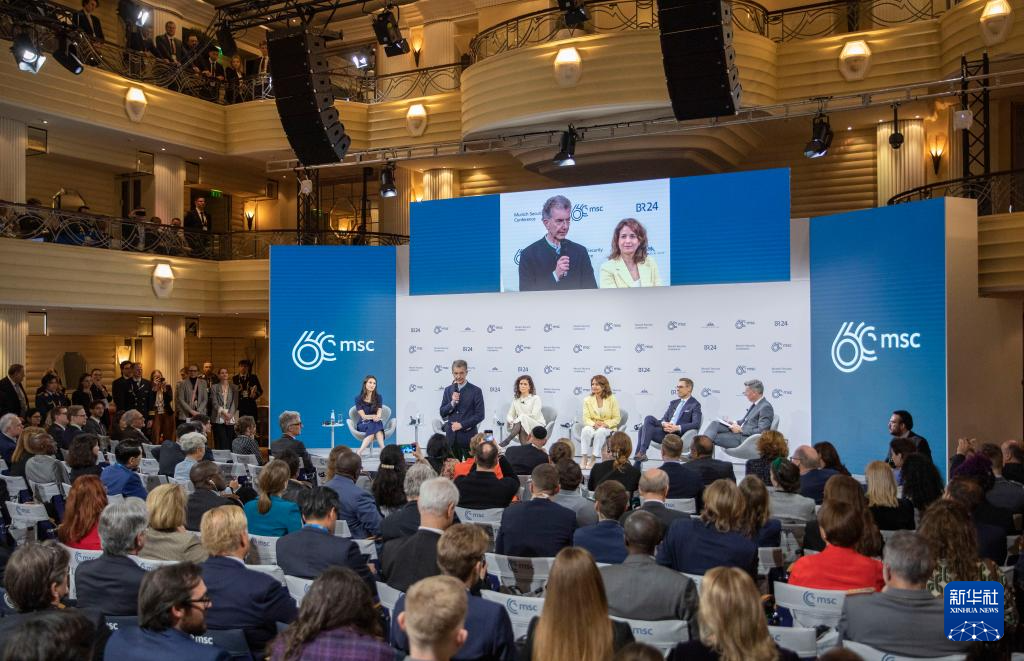 2月18日，慕安會(huì)主席克里斯托夫·霍伊斯根（中左二）在德國(guó)慕尼黑舉行的第60屆慕尼黑安全會(huì)議上發(fā)表閉幕致辭。新華社記者 張帆 攝