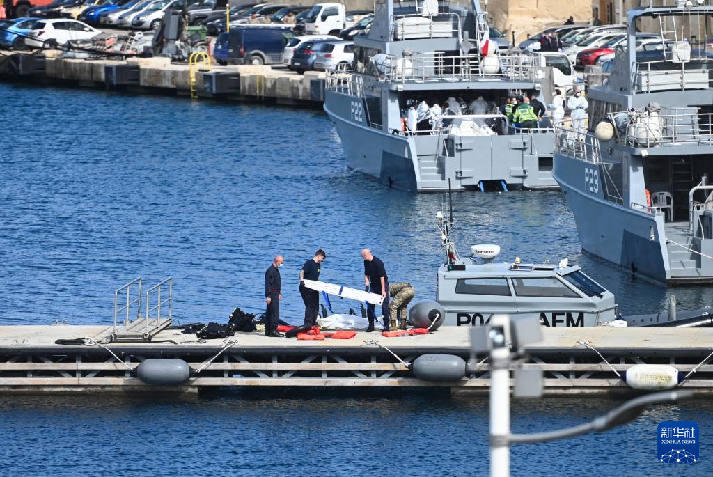 2月23日，在馬耳他皮耶塔，工作人員準備搬運一具非法移民遇難者遺體。新華社發(fā)（喬納森·博格攝）