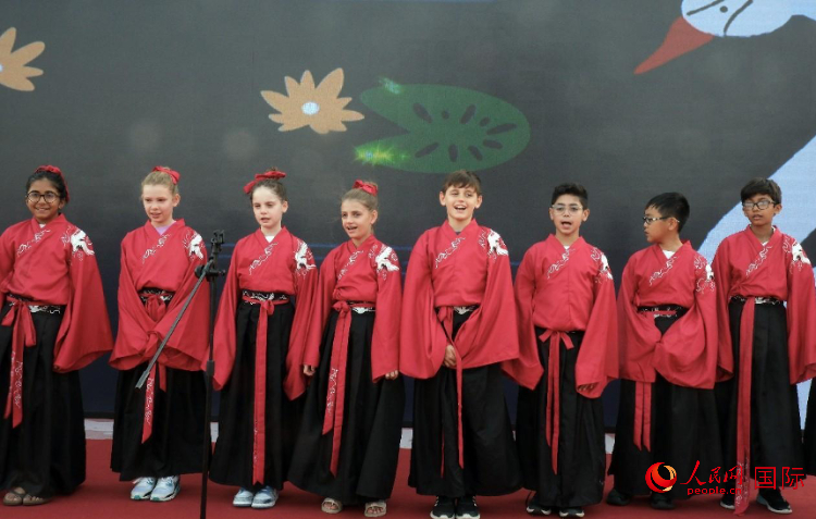 來自世界各地的小朋友一同誦讀中國古詩。人民網(wǎng) 滕婧含攝