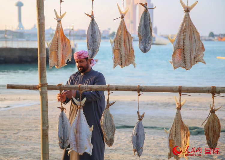    手工藝者展示如何晾曬魚干。人民網(wǎng) 塔里克·易卜拉欣攝