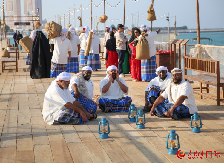 演藝人員展示售賣產(chǎn)品的場景。人民網(wǎng) 塔里克·易卜拉欣攝