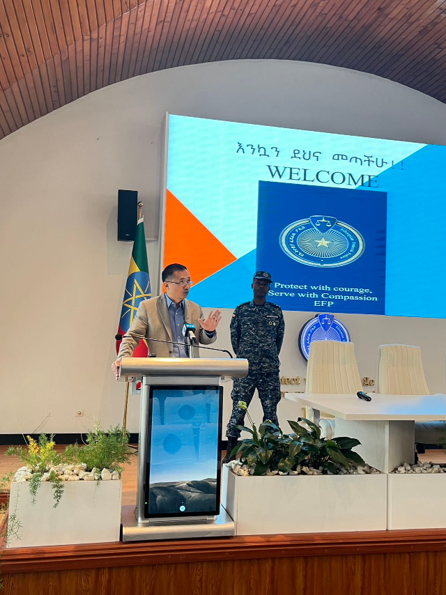 圖為駐埃塞使館首席館員申欽民公參致辭。亞的斯亞貝巴大學(xué)孔子學(xué)院供圖