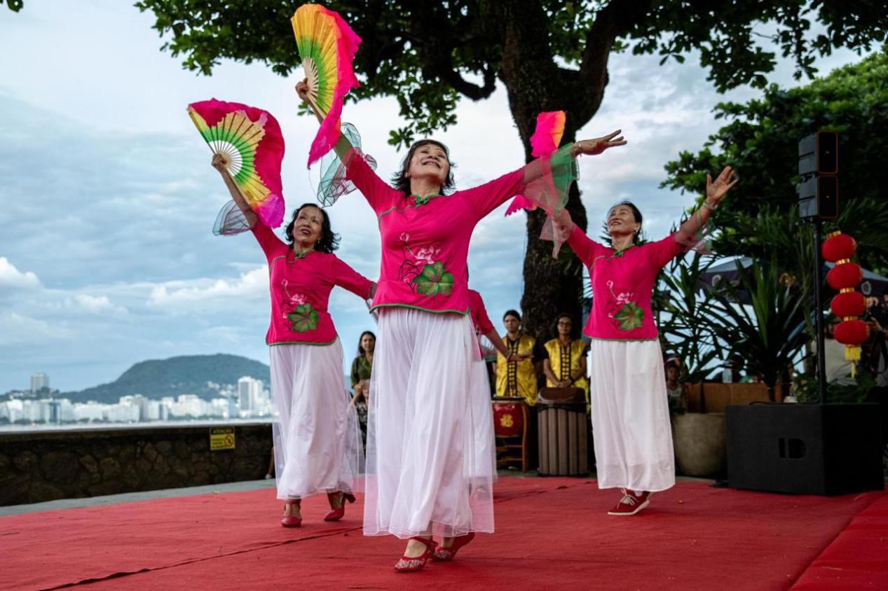 當?shù)貢r間2月24日晚，2024年元宵節(jié)慶祝活動在巴西里約熱內(nèi)盧市科帕卡巴納要塞舉辦。巴西山河文化促進中心供圖