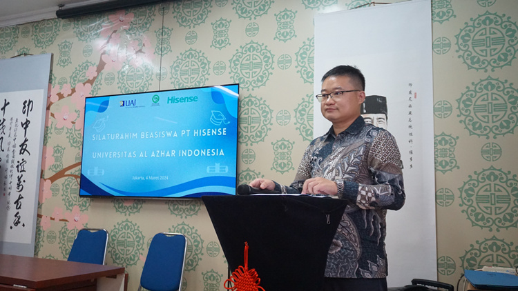 海信印尼公司總經(jīng)理李現(xiàn)委致辭。阿拉扎大學(xué)孔子學(xué)院供圖