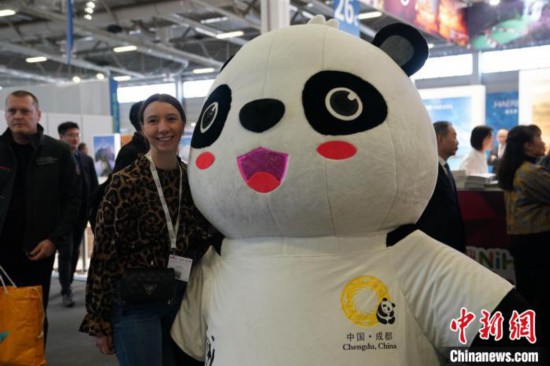 3月5日，2024年柏林國(guó)際旅游交易會(huì)(ITB)在柏林會(huì)展中心拉開(kāi)帷幕。以“你好！中國(guó)”為主題的中國(guó)展區(qū)當(dāng)日亮相展會(huì)。圖為觀眾與大熊貓人偶合影。中新社記者 馬秀秀 攝