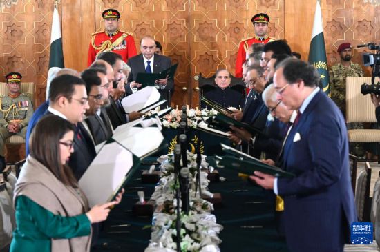   這是3月11日在巴基斯坦首都伊斯蘭堡總統(tǒng)府拍攝的內(nèi)閣宣誓就職儀式。巴基斯坦新內(nèi)閣的19名成員11日在巴總統(tǒng)扎爾達(dá)里和總理夏巴茲見(jiàn)證下，在首都伊斯蘭堡總統(tǒng)府宣誓就職。新華社發(fā)（巴基斯坦新聞與廣播部下轄媒體信息部門(mén)供圖）