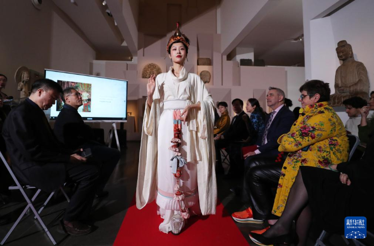 3月13日，在位于法國(guó)巴黎的吉美國(guó)立亞洲藝術(shù)博物館，模特展示敦煌復(fù)原服飾。新華社記者 高靜 攝