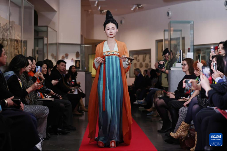 3月13日，在位于法國(guó)巴黎的吉美國(guó)立亞洲藝術(shù)博物館，模特展示敦煌復(fù)原服飾。新華社記者 高靜 攝