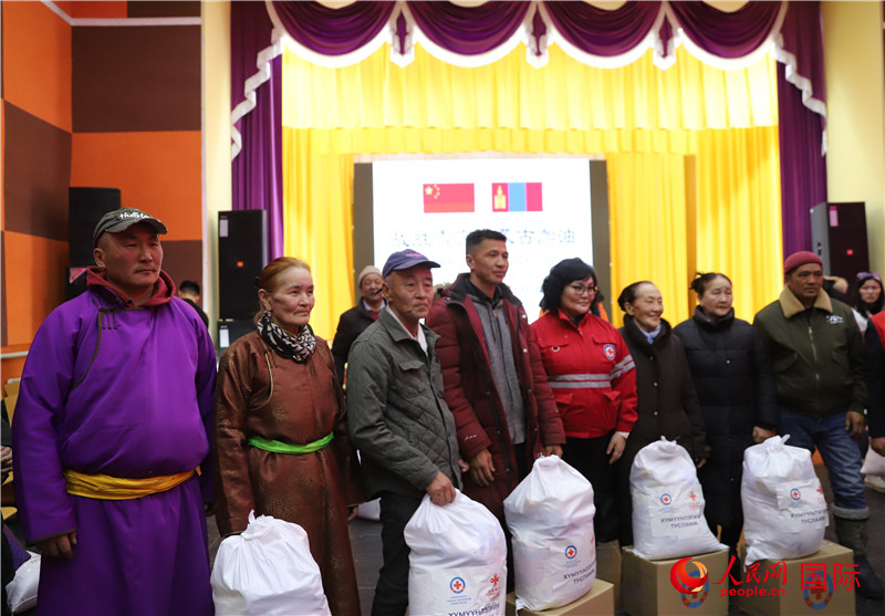 3月18日，向受災(zāi)牧民分發(fā)中方賑災(zāi)物資現(xiàn)場。人民網(wǎng)記者 霍文攝