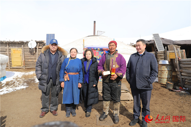 5.3月18日，沈大使與牧民及縣領(lǐng)導(dǎo)合影。人民網(wǎng)記者 霍文攝