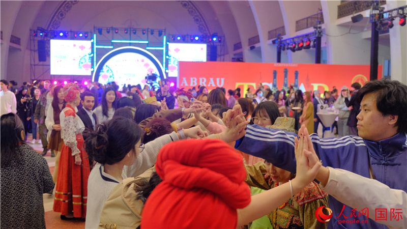 中俄觀眾在現(xiàn)場參與俄羅斯民俗互動(dòng)游戲。人民網(wǎng) 褚夢琦攝