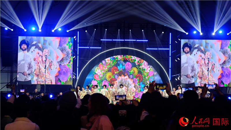 中俄觀眾欣賞俄羅斯傳統(tǒng)歌舞表演。人民網(wǎng) 褚夢琦攝