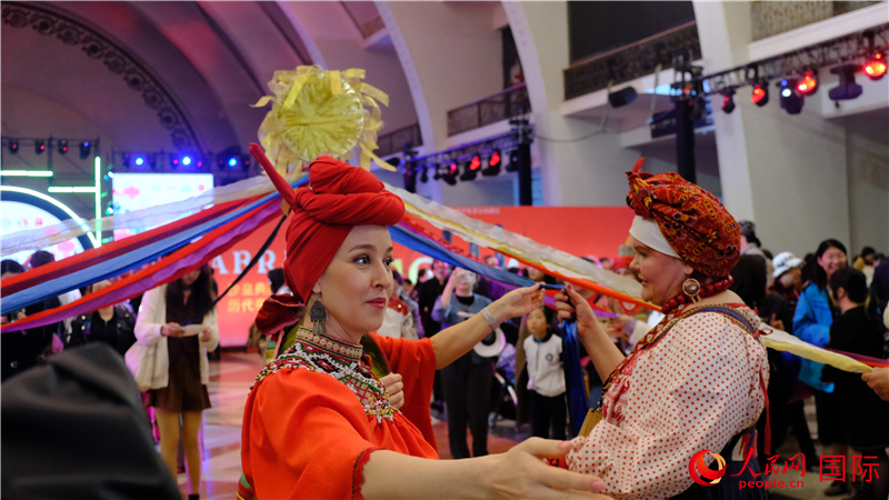 中俄觀眾在現(xiàn)場參與俄羅斯民俗互動(dòng)游戲。人民網(wǎng) 褚夢琦攝