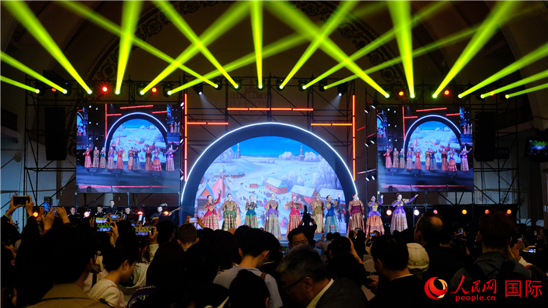 中俄觀眾欣賞俄羅斯傳統(tǒng)歌舞表演。人民網(wǎng) 褚夢琦攝