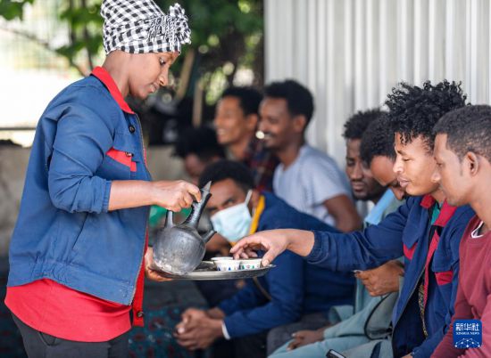 2024年2月16日，在埃塞俄比亞杜凱姆市的東方工業(yè)園，工人在工作間隙休息。 新華社記者 李亞輝 攝