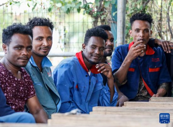 2024年2月16日，在埃塞俄比亞杜凱姆市的東方工業(yè)園，工人在工作間隙休息。 新華社記者 李亞輝 攝