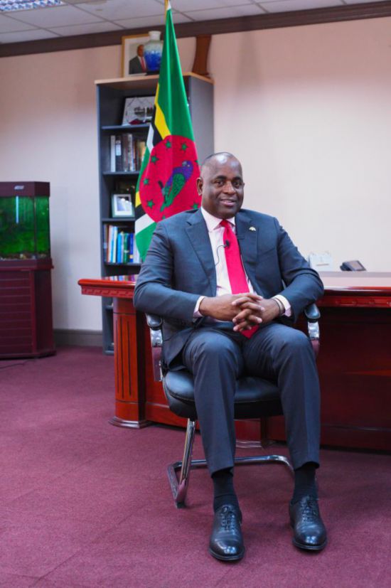 3月4日，多米尼克總理斯凱里特在首都羅索的總理辦公室接受新華社記者獨(dú)家專訪。新華社記者 趙凱 攝