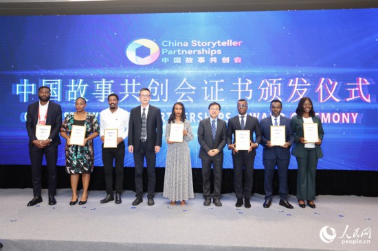 現(xiàn)場頒發(fā)證書。人民網(wǎng)記者 陳博攝