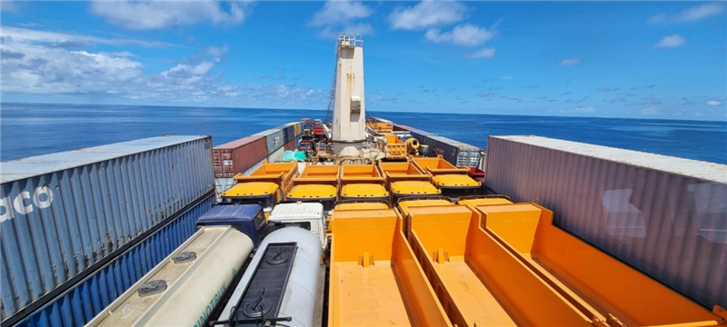 中蘇海運(yùn)直航貨輪在海上行駛。中國(guó)駐蘇里南大使館供圖