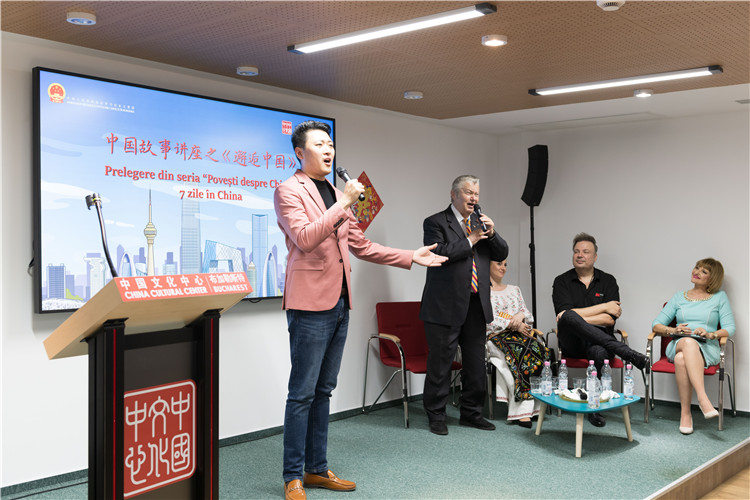 中國青年男高音歌唱家方瀧與奧爾基·圖爾達(dá)合唱羅語歌曲。布加勒斯特中國文化中心供圖。