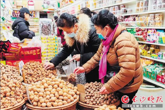 　　在長(zhǎng)沙南門口菜市場(chǎng)附近的一家炒貨店內(nèi)，市民正在選購(gòu)年貨?！　￠L(zhǎng)沙晚報(bào)全媒體記者 范宏歡 攝