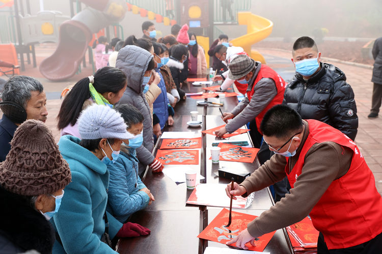 書法愛好者現(xiàn)場(chǎng)寫春聯(lián)。翠屏區(qū)融媒體中心供圖