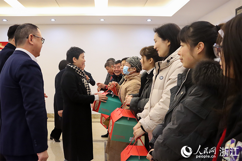 杭州市上城區(qū)“我為年夜飯?zhí)淼啦恕睈?ài)心禮盒正式啟送。人民網(wǎng) 秦文攝