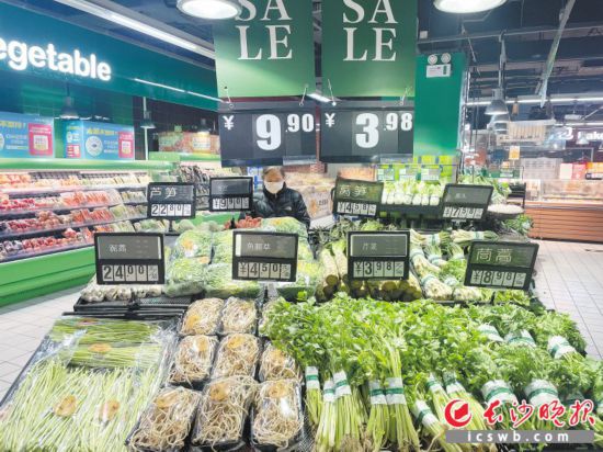 　　家樂福芙蓉廣場店，市民在選購春菜。