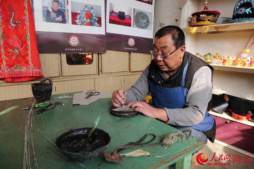 戲曲盔頭技藝傳承人許茂臣正在足活。 韓冰攝