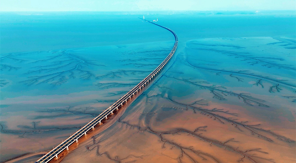 錯落有致的溝壑與灘涂地貌有機融合，勾勒出形態(tài)各異的“灘涂丹青”。虞昌勝攝