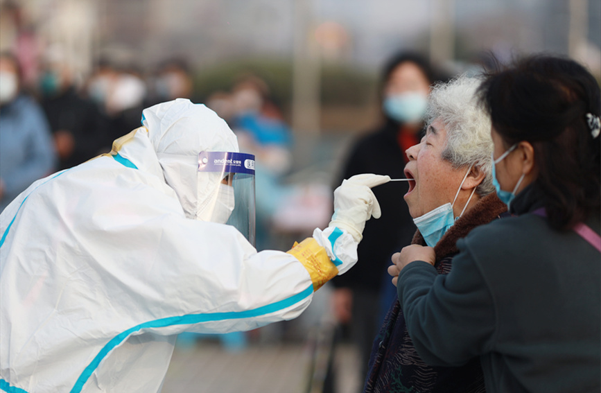 居民在南開(kāi)區(qū)社區(qū)核酸檢測(cè)點(diǎn)進(jìn)行核酸檢測(cè)。王英浩攝