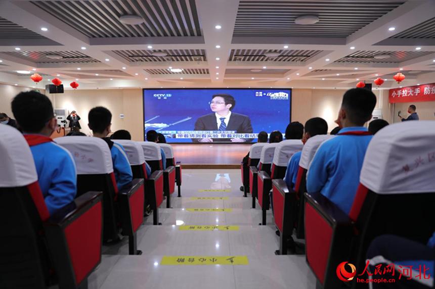 邯鄲市復(fù)興區(qū)實(shí)驗(yàn)小學(xué)學(xué)生集中收聽(tīng)收看“天宮課堂”第二課。 王伸攝