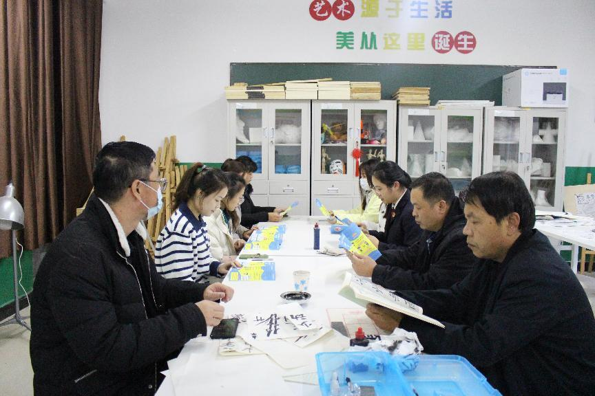 河北省臨西縣人民檢察院未檢檢察官在臨西縣第二小學(xué)為家長(zhǎng)講解家庭教育促進(jìn)法。 孫國月攝