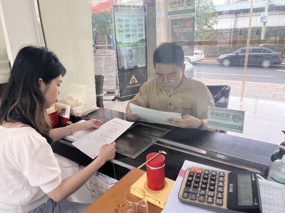 選派對象正在給客戶介紹銀行產(chǎn)品。農(nóng)發(fā)銀行攸縣支行供圖