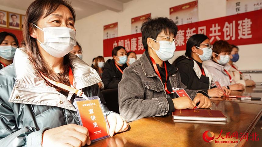 廉潔家風宣講員持證上崗。 李揚攝