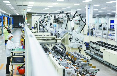 全球鋰離子電池領(lǐng)軍企業(yè)欣旺達動力電池生產(chǎn)車間。 南京日報/紫金山新聞記者 崔曉 攝