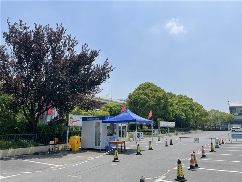 常態(tài)化“核酸采樣工作站”亮相上海街頭。龔昱攝