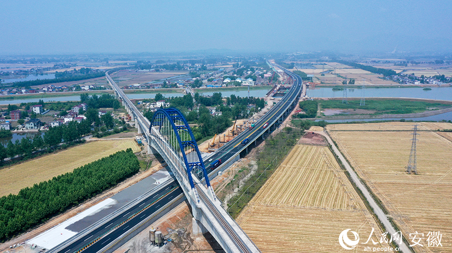 工作人員正在加速推進牛屯河特大橋項目。人民網(wǎng) 王銳攝。